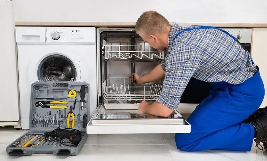 Çankaya Liebherr servisi teknisyen ekibi beyaz eşya tamiri yaparken